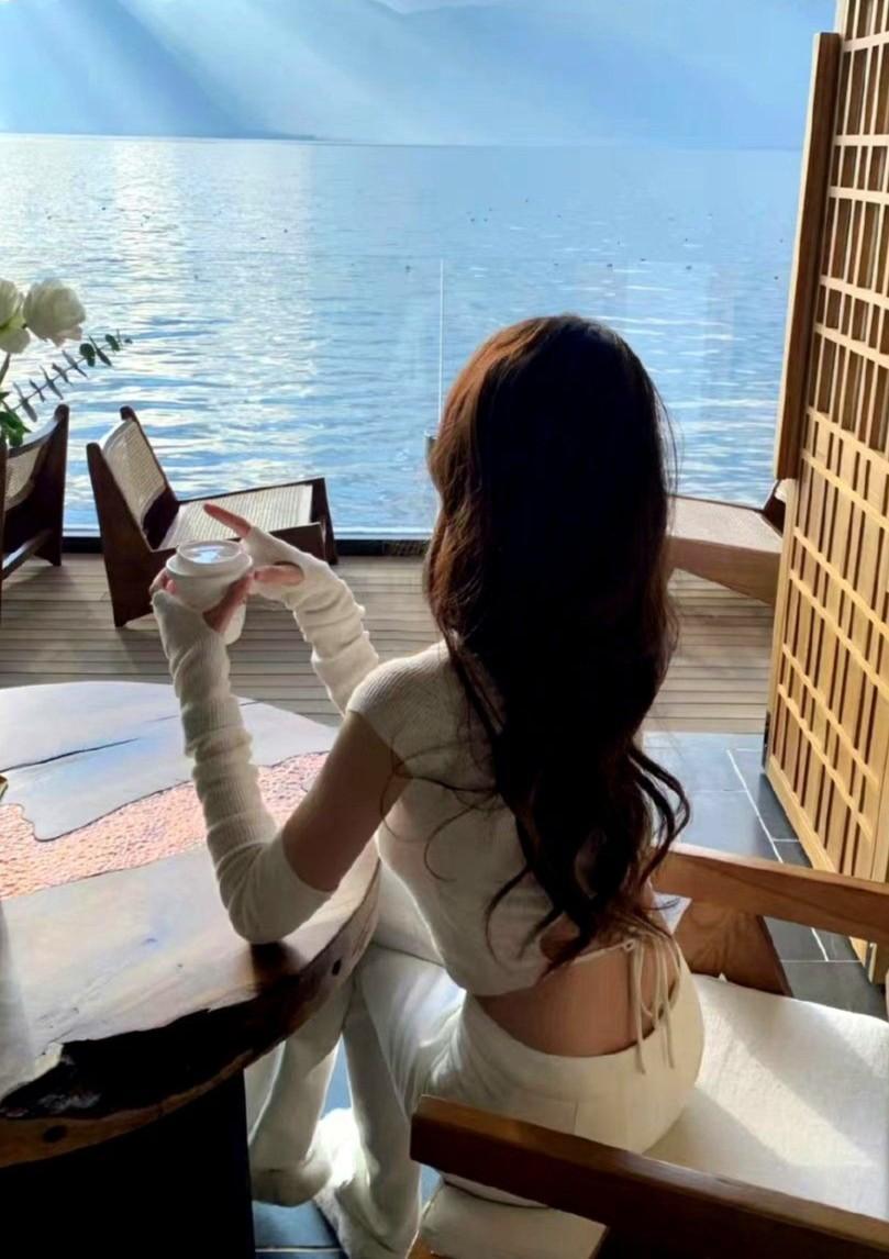 
                            Lần Gặp Lại Lỡ Va Vào Lòng Em