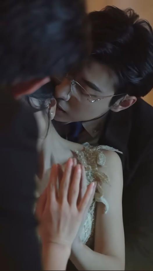 
                            Chim Hoàng Yến Trong Lồng Sói