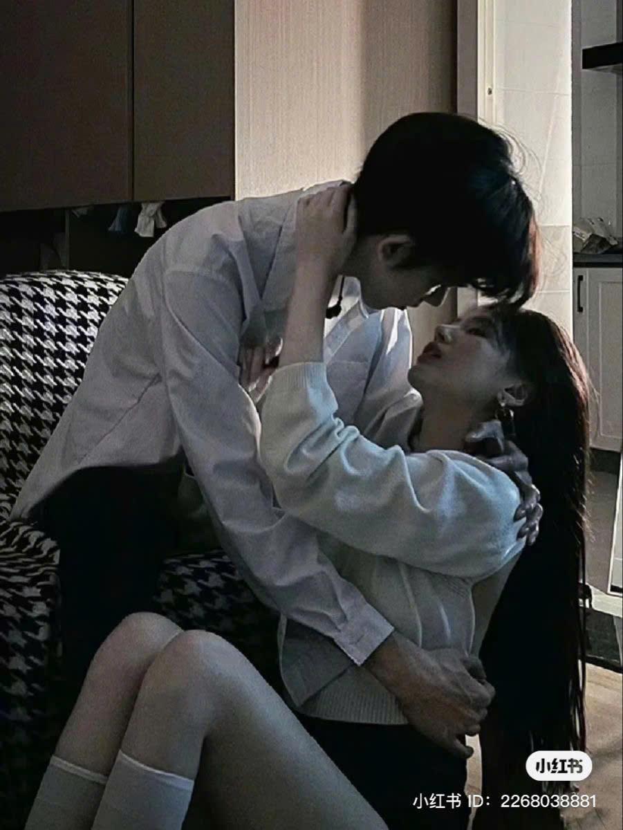 Lỡ Qua Đêm Với Kẻ Thù Không Đội Trời Chung
