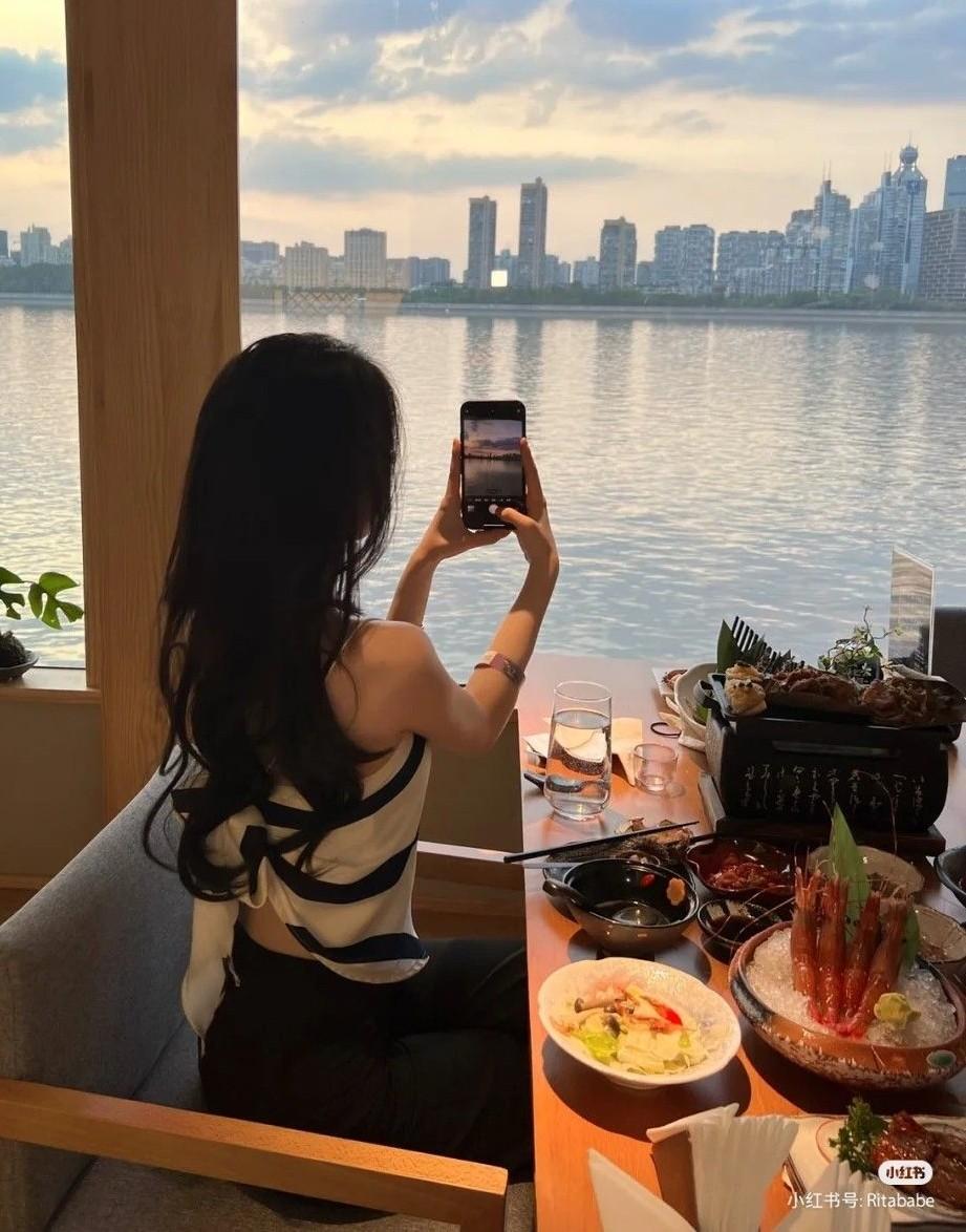 
                            Chiếc Bánh Sinh Nhật Tôi Mang Đến, Không Dành Cho Tôi