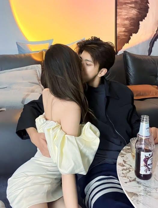 
                            Bên Kia Vẻ Lạnh Lùng Của Chồng Tôi