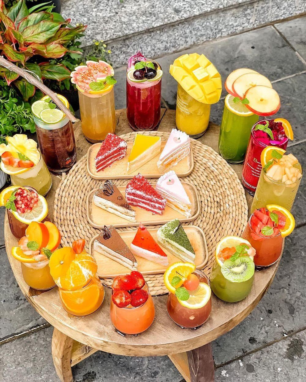 
                            Giấu Anh Giữa Thế Giới