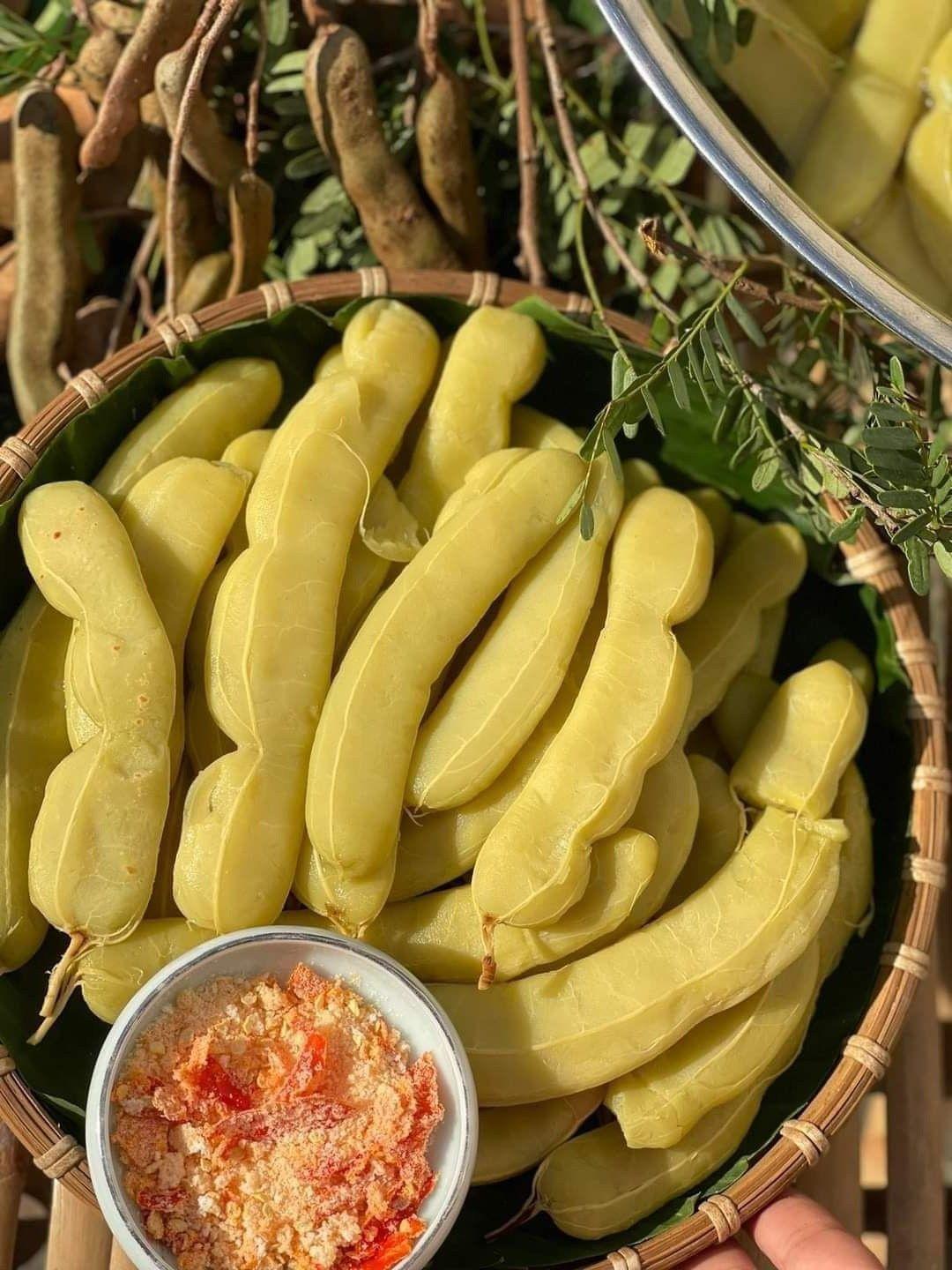 Cái Bóng Bên Cạnh Anh