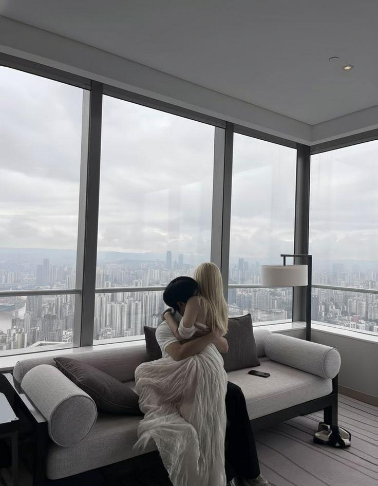 
                            Người Đã Kéo Em Ra Khỏi Bóng Tối